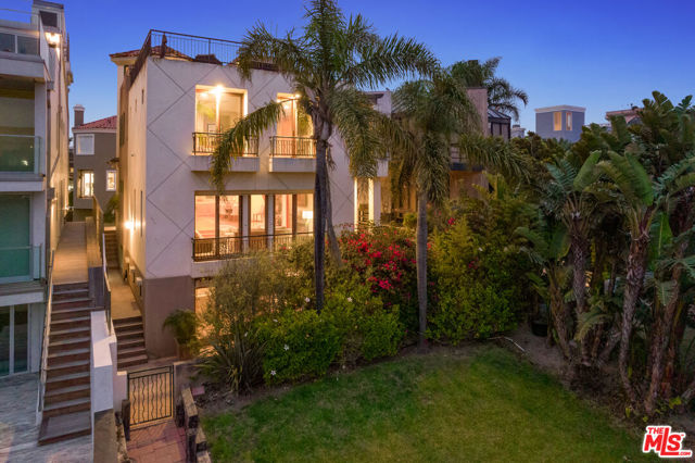 4115 Roma Court, Marina del Rey CA: https://media.crmls.org/mediaz/8e991a1c-bd74-43d2-9b39-eba1fa553689.jpg
