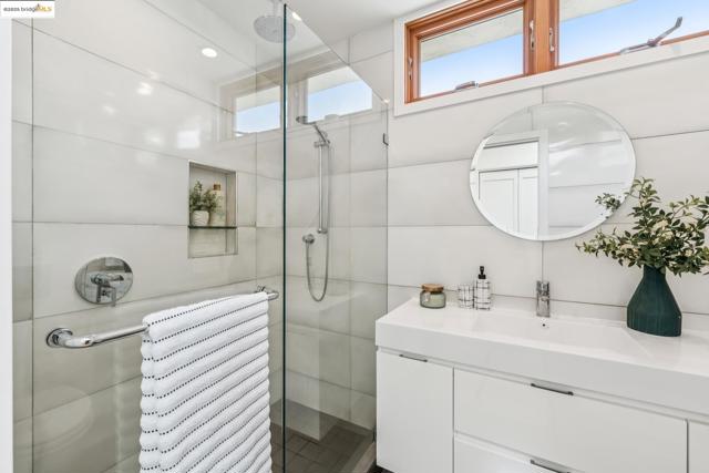 714 Evelyn Ave, Albany CA: https://media.crmls.org/mediaz/8e9c0e80-e55a-452f-a83c-dee4b7cd150c.jpg