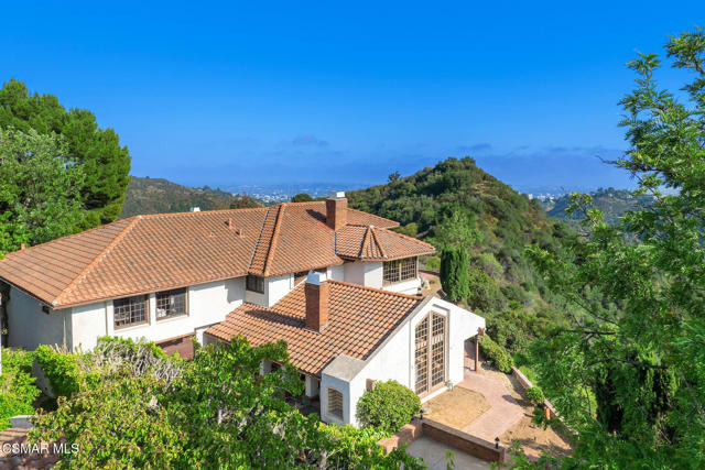 2457 Angelo Drive, Los Angeles CA: https://media.crmls.org/mediaz/8e9c2cc6-1a55-4cf0-abeb-2e1cc23e7309.jpg