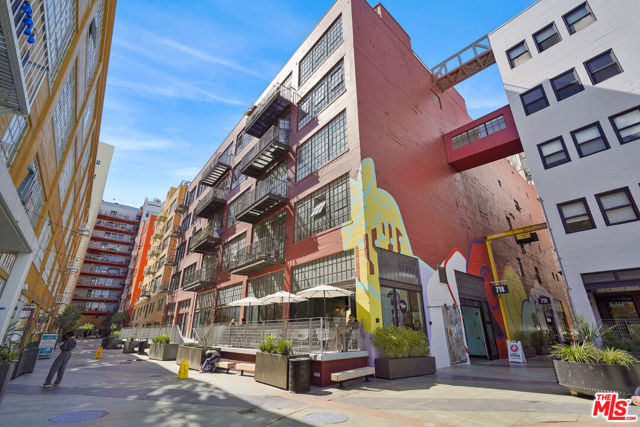 315 E 8th Street, Los Angeles CA: https://media.crmls.org/mediaz/8e9d45f5-017a-4bae-ae26-8d03e72108ab.jpg