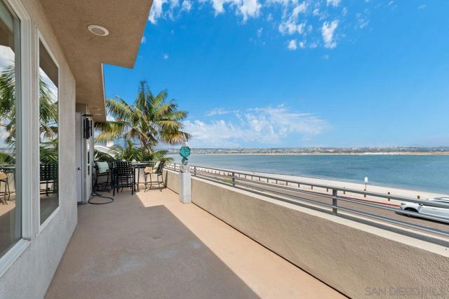 3328 Crown Point, San Diego CA: https://media.crmls.org/mediaz/8e9de841-3ce6-42d4-818d-dfd0ce3de0e1.jpg