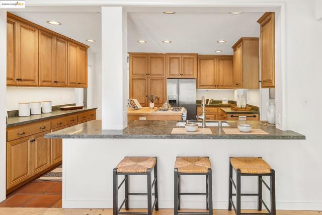 6257 Girvin Dr, Oakland CA: https://media.crmls.org/mediaz/8e9e2b29-027b-4144-96b3-d40d7d1f2a77.jpg