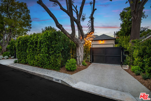 13109 Valley Vista Boulevard, Studio City CA: https://media.crmls.org/mediaz/8e9e61cb-b035-4cac-8eff-a4e33ce6147f.jpg