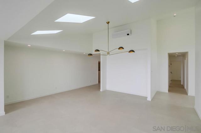 14066 Crest Way, Del Mar CA: https://media.crmls.org/mediaz/8e9f8a19-47a6-4555-b5d2-5f64ee43dc58.jpg