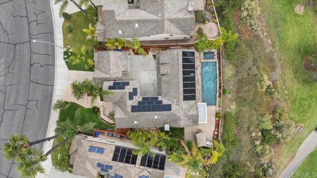 320 Crownview Ct, San Marcos CA: https://media.crmls.org/mediaz/8e9fcb7c-ff9e-4d20-9644-3c006905f8e9.jpg