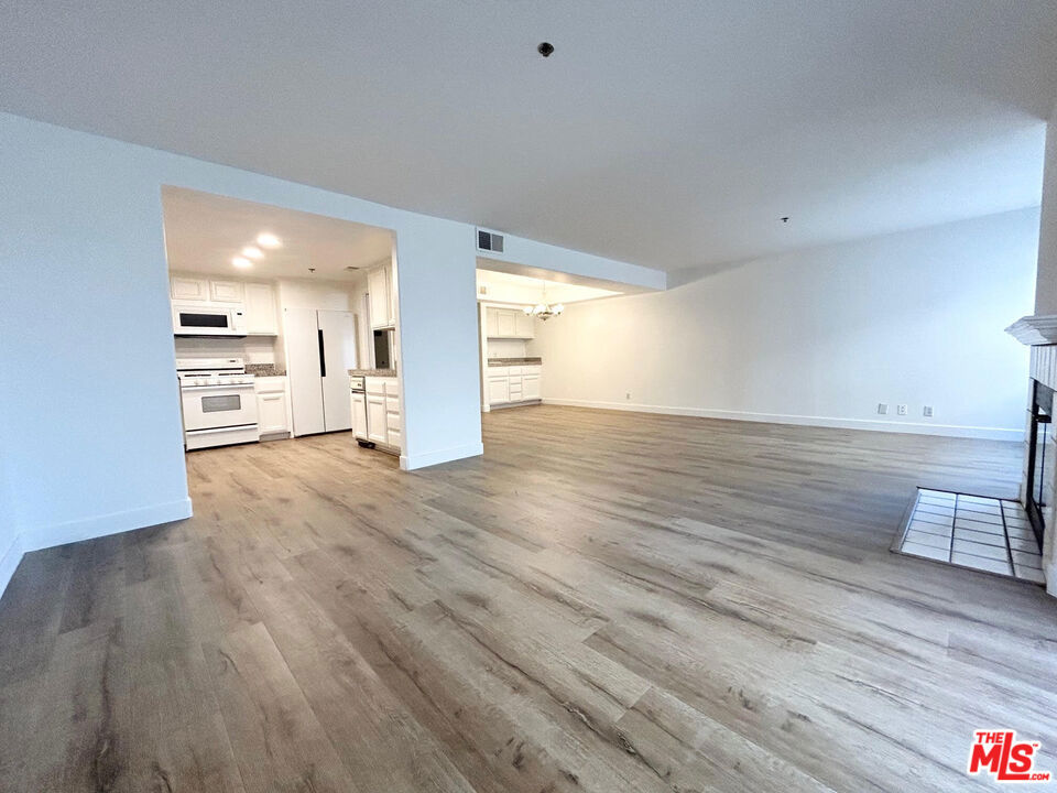 11734 MONTANA Avenue #203