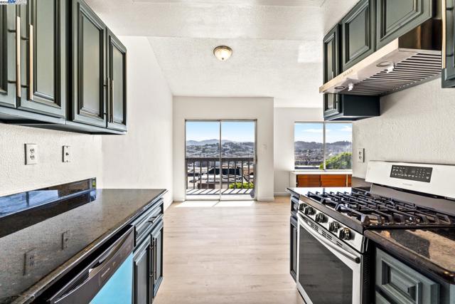 446 Bayview Cir, San Francisco CA: https://media.crmls.org/mediaz/8ea156a9-3d6c-487d-8f81-f7e578dc4df4.jpg