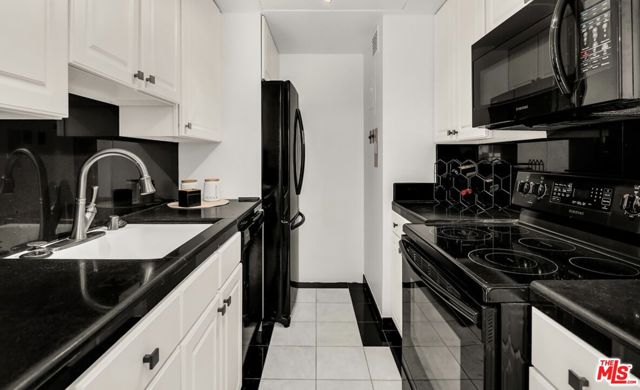10450 Wilshire Boulevard, Los Angeles CA: https://media.crmls.org/mediaz/8ea1b53c-fac0-4292-96cc-e4752ad51e82.jpg