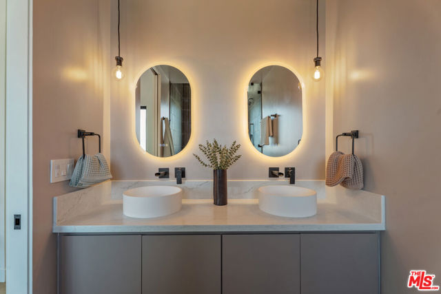 4691 Glenalbyn Drive, Los Angeles CA: https://media.crmls.org/mediaz/8ea1c6cd-e96d-4b81-bff9-f7cd347ea547.jpg