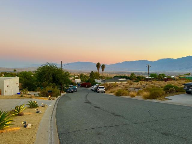 12300 Redbud Road, Desert Hot Springs CA: https://media.crmls.org/mediaz/8ea268cc-585b-495b-95e7-a8f52b11f011.jpg