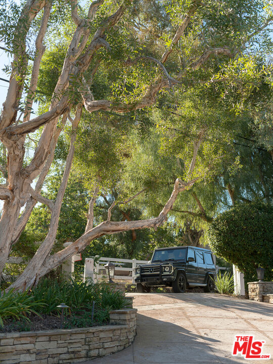 2 Eucalyptus Lane, Rolling Hills CA: https://media.crmls.org/mediaz/8ea2ce34-de98-4331-b464-a2cb6b44d560.jpg