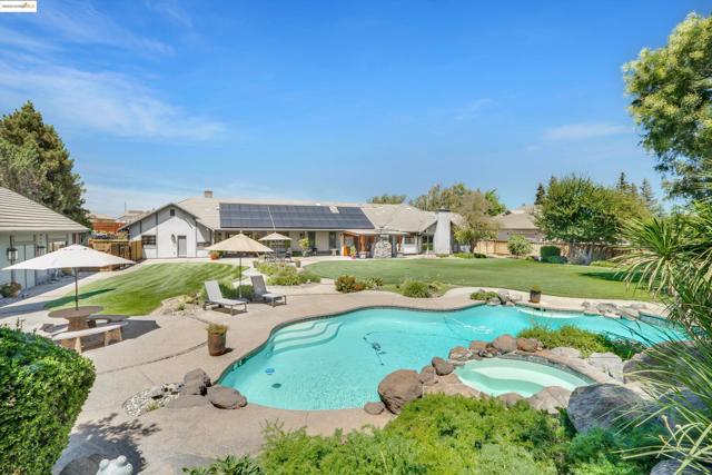 2960 Almondwood Pl, Oakley CA: https://media.crmls.org/mediaz/8ea2ff77-8a2b-4705-a84e-a7bb9729e5f2.jpg