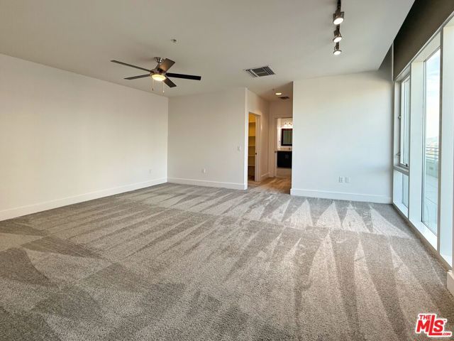 717 W Olympic Boulevard, Los Angeles CA: https://media.crmls.org/mediaz/8ea36b2a-3ab1-433b-9f5e-4bf58e618d47.jpg