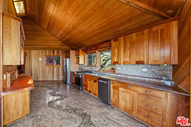 440 Mariposa Drive, Ventura CA: https://media.crmls.org/mediaz/8ea3d58b-53b5-45b6-9cbd-156658fc907d.jpg