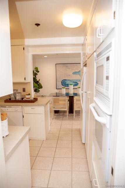 8110 El Paseo Grande, La Jolla CA: https://media.crmls.org/mediaz/8ea4bec2-4c05-4ad3-ad08-0ef2f96e11d6.jpg