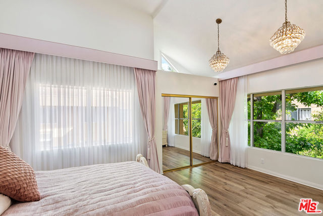 18730 Hatteras Street, Tarzana CA: https://media.crmls.org/mediaz/8ea53097-fd24-42d3-9df2-71b1660e99cd.jpg