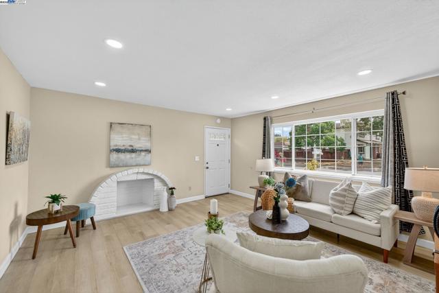 1810 Peary Way, Livermore CA: https://media.crmls.org/mediaz/8ea55294-2f46-4e4a-96e2-8cb74b893e6d.jpg