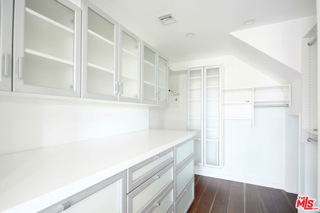 5106 Pacific Avenue, Marina del Rey CA: https://media.crmls.org/mediaz/8ea5c5ca-3675-40d2-8165-52da37cb0b5a.jpg
