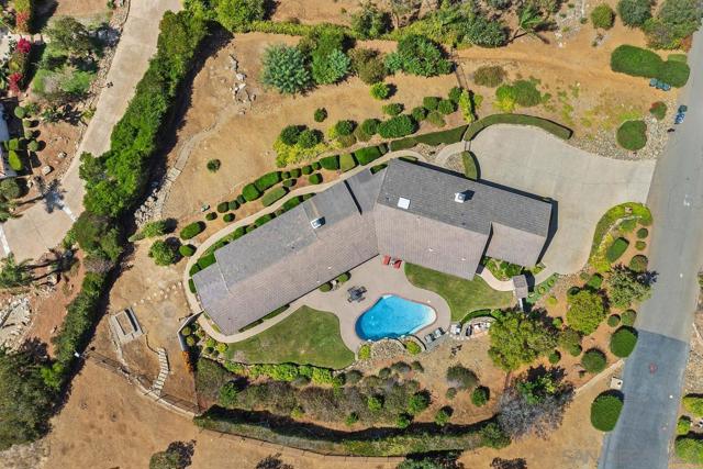 1324 Vista Colina Dr, San Marcos CA: https://media.crmls.org/mediaz/8ea66fb7-f77f-4917-bcba-d1b5d5426bea.jpg