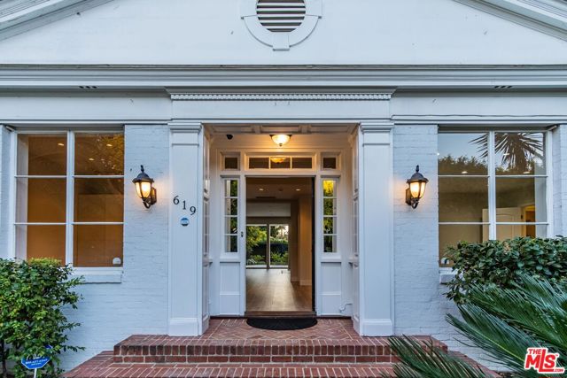 619 N RODEO Drive, Beverly Hills CA: https://media.crmls.org/mediaz/8ea728df-88bf-4002-93b3-45edfc06fa3d.jpg