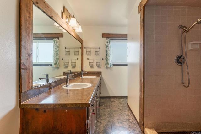 1628 Lone Oak Rd, Vista CA: https://media.crmls.org/mediaz/8ea80765-1626-4253-a962-724e5db9156c.jpg