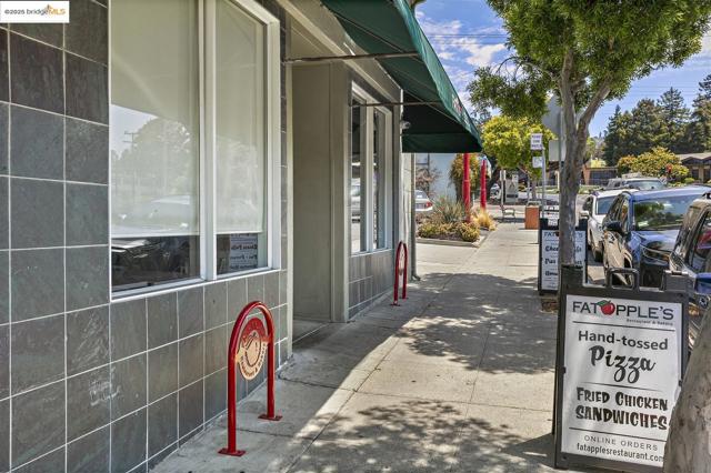 1000 Navellier St, El Cerrito CA: https://media.crmls.org/mediaz/8ea83c85-59f2-4cd7-9abe-88b4041356ad.jpg