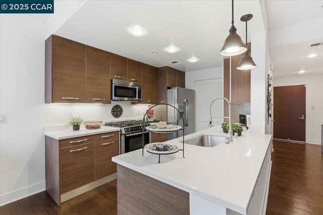 555 Ygnacio Valley Rd, Walnut Creek CA: https://media.crmls.org/mediaz/8ea982df-9af3-4d17-a150-acf228441b99.jpg