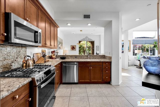 366 Terra Vita, Palm Springs CA: https://media.crmls.org/mediaz/8ea9a18f-b4f0-4a9b-912b-ab7a4432c655.jpg