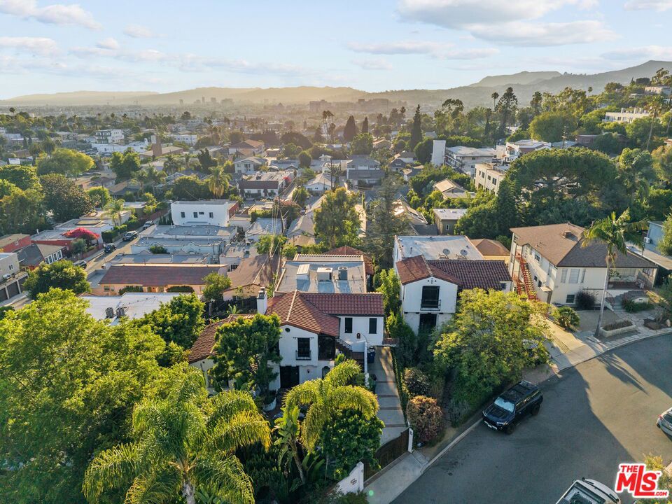 https://media.crmls.org/mediaz/8eaa75d2-847c-4401-aa45-5b424e503a03.jpg?preset=X-Large