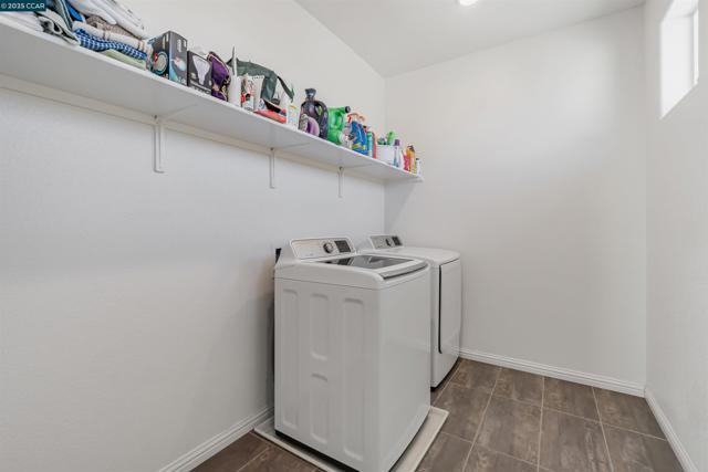 158 Wooley Creek Way, Brentwood CA: https://media.crmls.org/mediaz/8eab8a20-899d-4532-a01a-eac8396f6392.jpg