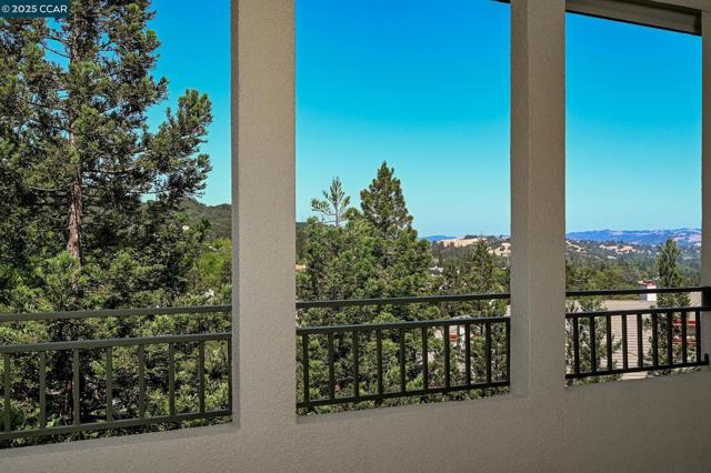 5954 Autumnwood Dr, Walnut Creek CA: https://media.crmls.org/mediaz/8eabd165-5fb0-4b6b-adf0-4a319850d8c0.jpg
