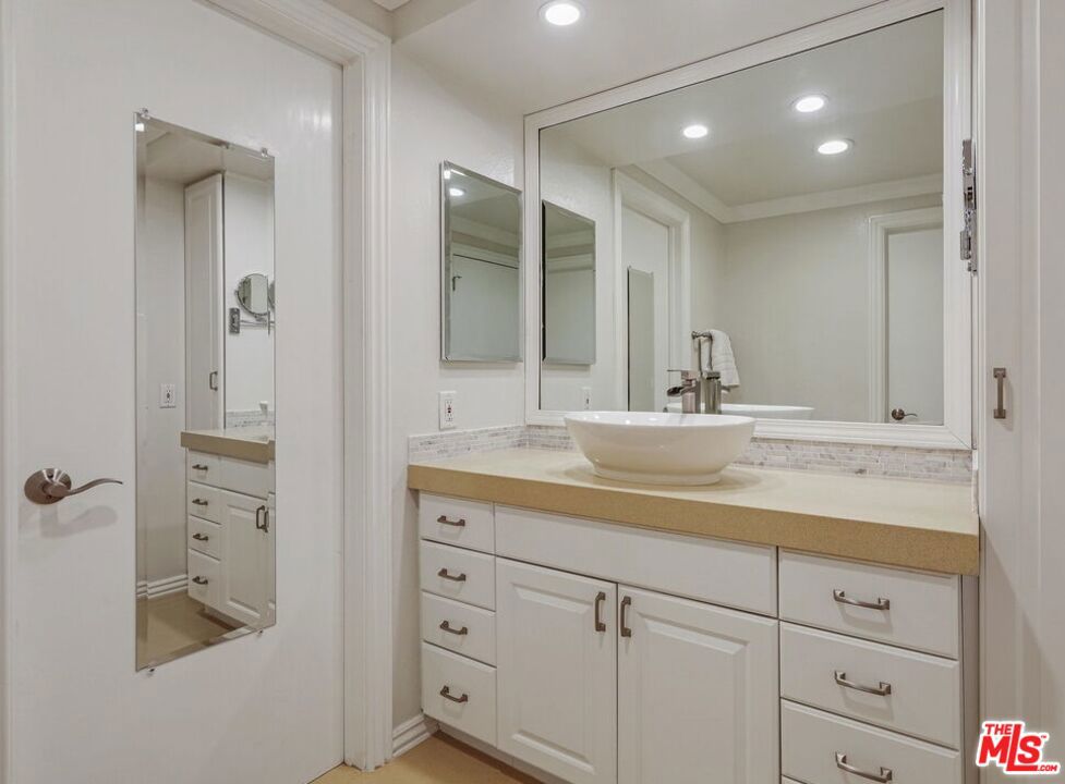 https://media.crmls.org/mediaz/8eaca877-180d-4325-94f0-8a6eeec840b6.jpg?preset=X-Large
