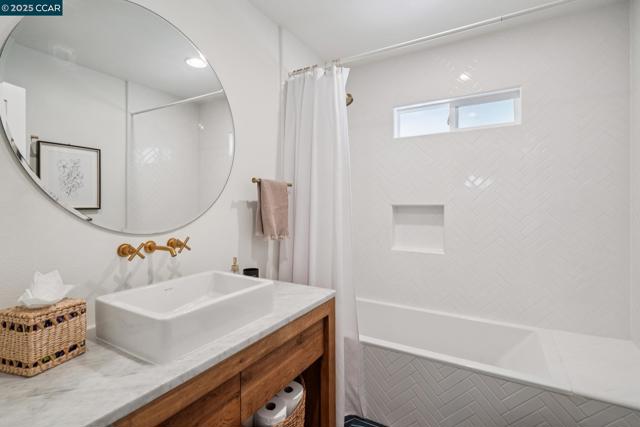 528 Shelly Dr, Pleasant Hill CA: https://media.crmls.org/mediaz/8ead9ce2-61d0-469d-99ab-45e8a79489d4.jpg