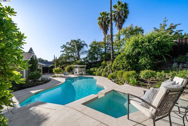 290 Bolla Ave, Alamo CA: https://media.crmls.org/mediaz/8eae0059-6c15-49b3-a839-60fae1672b91.jpg