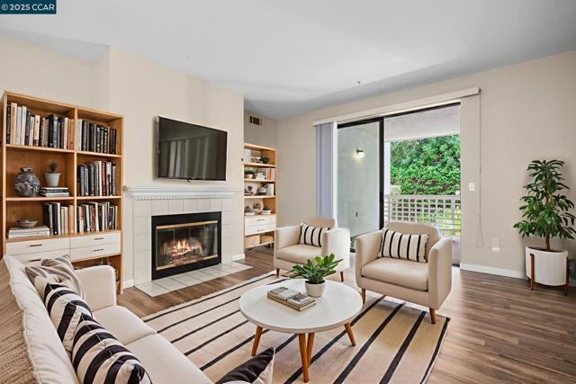2584 Oak Rd, Walnut Creek CA: https://media.crmls.org/mediaz/8eaebc45-005c-42b3-92ef-a25e915a5049.jpg