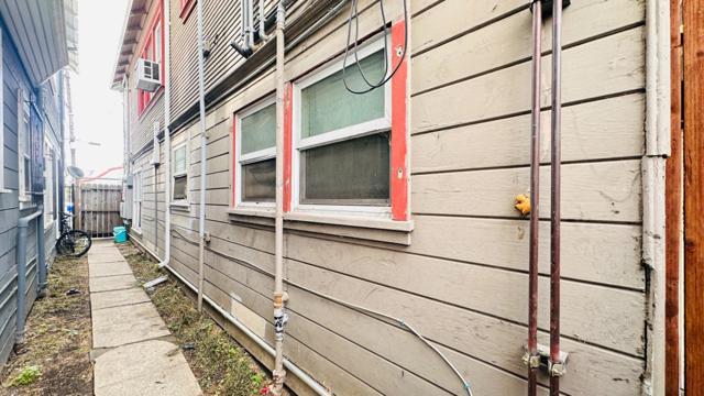 1439 38th Avenue, Oakland CA: https://media.crmls.org/mediaz/8eafcd67-e84f-41fb-b754-d06aec5b82a7.jpg