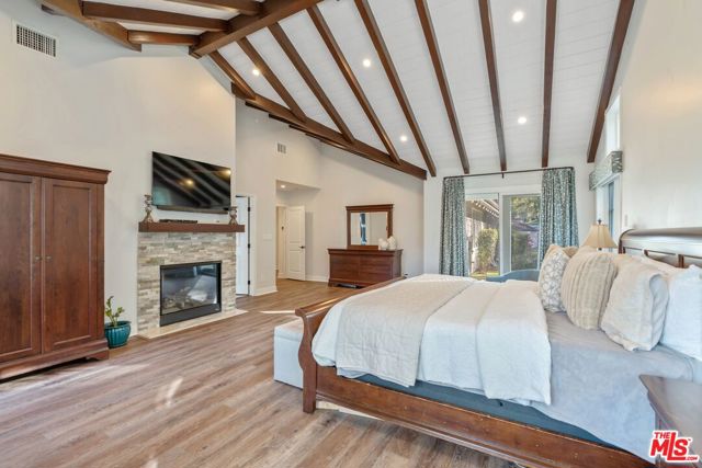 24901 Jim Bridger Road, Hidden Hills CA: https://media.crmls.org/mediaz/8eafd504-5a7e-42ed-9d28-c3deebe03444.jpg