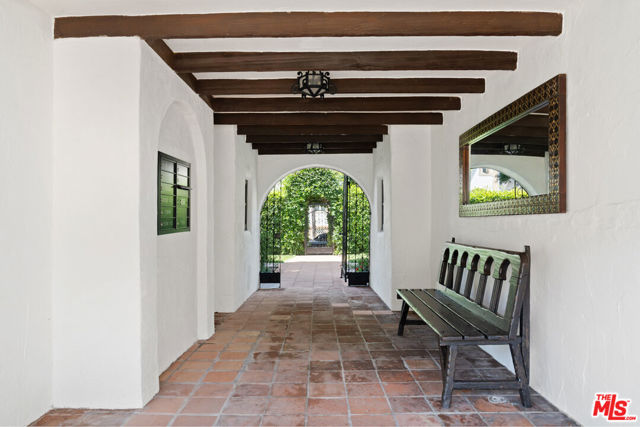 1304 1/2 N Harper Avenue, West Hollywood CA: https://media.crmls.org/mediaz/8eb03e2a-1415-4415-a6dd-c6b5d936469f.jpg
