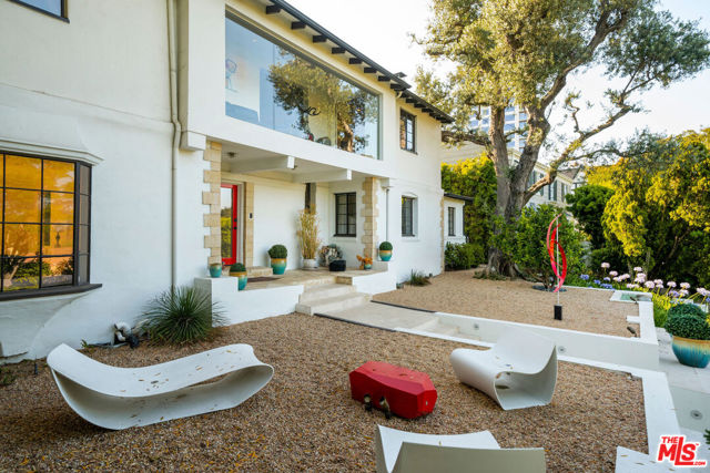 1323 Club View Drive, Los Angeles CA: https://media.crmls.org/mediaz/8eb04053-cf5b-477c-83c3-c68a70a7d5ae.jpg