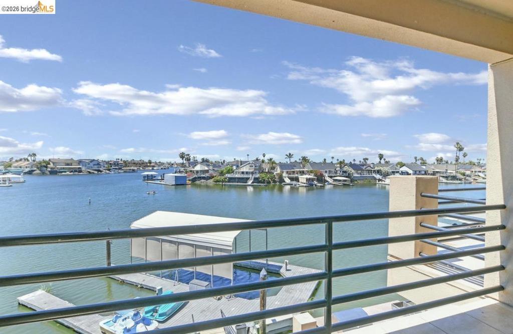 https://media.crmls.org/mediaz/8eb0a48d-b583-4b29-a7b6-7c7dd20c0199.jpg?preset=X-Large