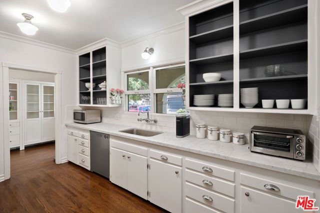 504 24Th Street, Santa Monica CA: https://media.crmls.org/mediaz/8eb0b15f-b44b-4d47-88d0-adc62f92ba91.jpg