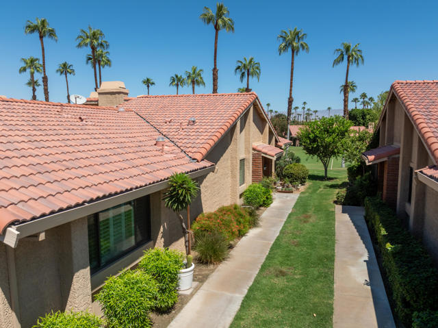 81 Camino Arroyo Place, Palm Desert CA: https://media.crmls.org/mediaz/8eb1260e-f262-441b-8908-0dd542d72799.jpg