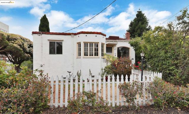 536 Pomona Ave, Albany CA: https://media.crmls.org/mediaz/8eb302f4-5be6-4b6f-843e-f5e5b3b8bcd6.jpg