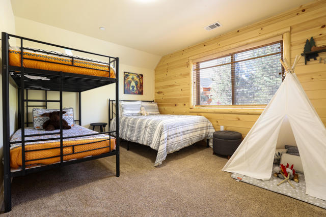 289 Stony Creek Road, Big Bear CA: https://media.crmls.org/mediaz/8eb4be1b-82ca-4743-a6b5-6a06d23f86be.jpg