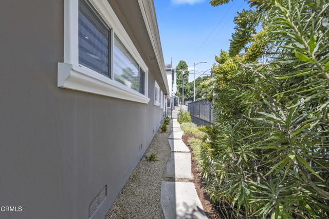 4961 Alcove Avenue, Valley Village CA: https://media.crmls.org/mediaz/8eb5bad7-1a14-477e-b1f9-66171cd1f78c.jpg