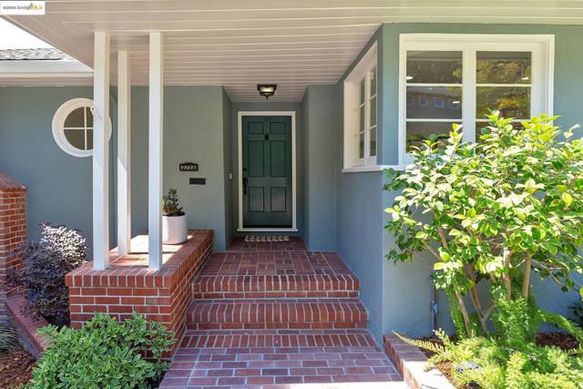 2773 Argyle Street, Oakland CA: https://media.crmls.org/mediaz/8eb5f8b9-ee27-4263-a17d-378f0636446c.jpg