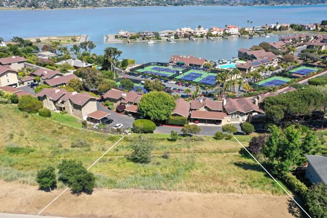 124 Mission Drive, Mill Valley CA: https://media.crmls.org/mediaz/8eb63163-3d18-45a6-965b-04a2b7cf445b.jpg