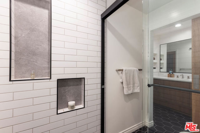 11805 Mayfield Avenue, Los Angeles CA: https://media.crmls.org/mediaz/8eb63518-c6dd-43da-8930-fd9006077dfd.jpg