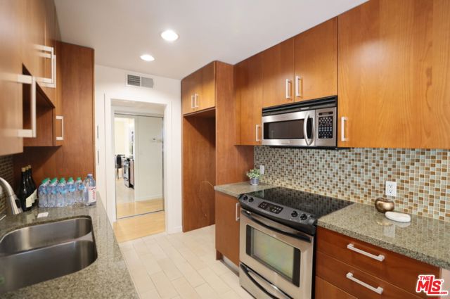 4407 Francis Avenue, Los Angeles CA: https://media.crmls.org/mediaz/8eb6a621-2e0a-4e7a-be02-e25bfef4f6d2.jpg