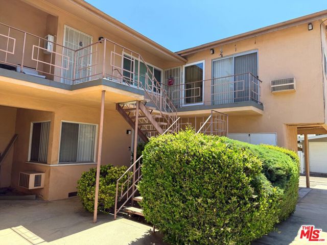 13444 Burbank Boulevard, Sherman Oaks CA: https://media.crmls.org/mediaz/8eb70bc4-b126-48a9-8a24-b24f6a06f4a0.jpg